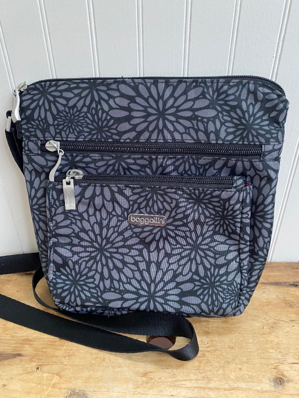 Gray, Black Baggallini Crossbody Bag. Fabric Shoulder Purse. Zip Pockets